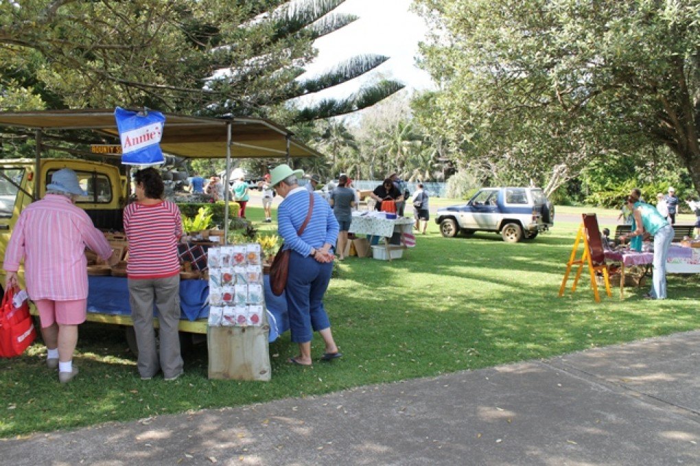 Sunday Arts & Craft market